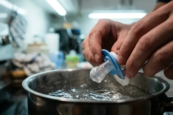Come Sterilizzare il Ciuccio: Guida Pratica e Metodi Efficaci