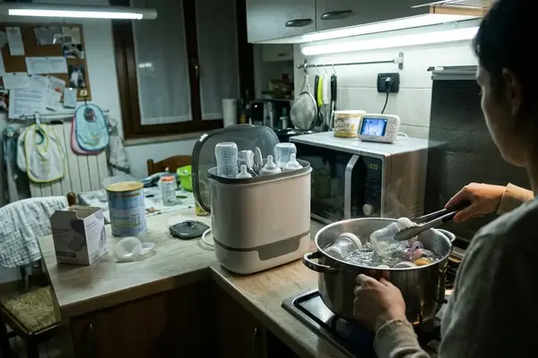 Sterilizzazione di ciucci e biberon: metodi a confronto