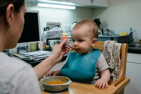 Svezzamento senza stress: perché i bavaglini in silicone sono indispensabili