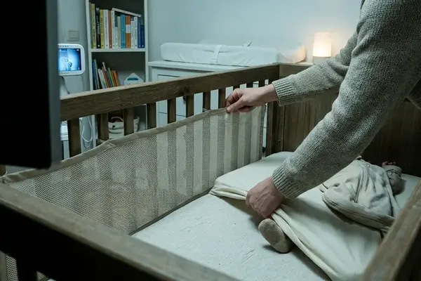 Nanna sicura e design: 5 accessori per la culla che vale la pena scegliere